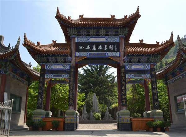 西安高桥墓园位于灞桥区红旗街道