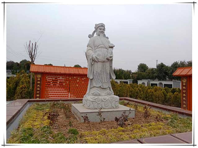 在西安汉皇树葬墓园，客户在选择墓地时有哪些考量因素，墓园如何满足不同客户的需求？