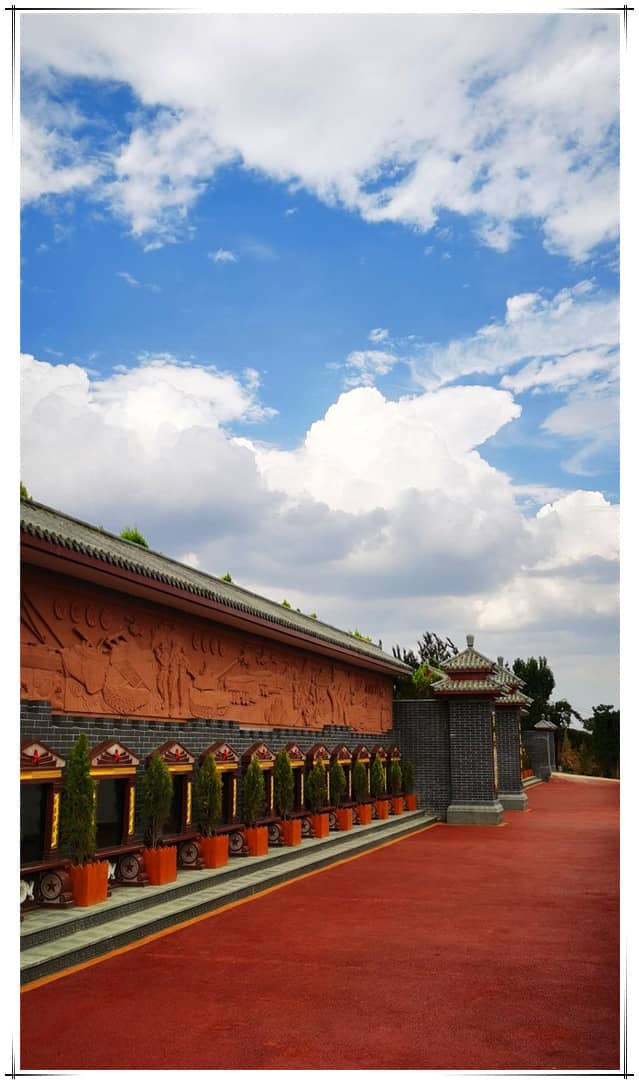 阎良汉皇树葬墓园的整体建筑风格和环境特点是什么？