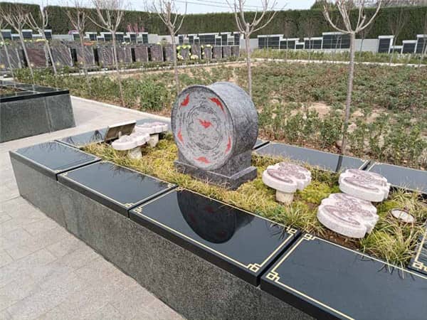 阎良汉皇树葬墓园提供的墓地类型有哪些,客户在选择时应该考虑哪些因素?
