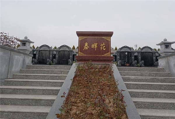在西安汉皇树葬墓园选择花坛葬,家属可以如何表达对逝者的怀念?