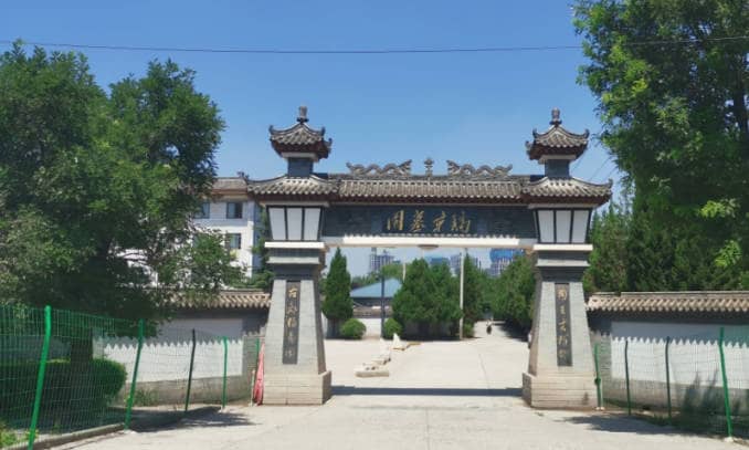 西安镐京骨灰墓园的价格是否包含维护费用？