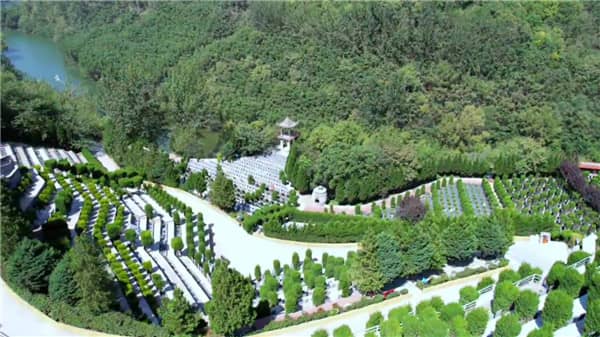 在寿阳山墓园办理安葬礼仪服务时,家属需要准备哪些材料,并遵循哪些流程?