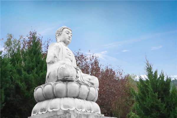 在西安寿阳山墓园乘坐摆渡车辆时,客户如何确保自身安全和舒适?