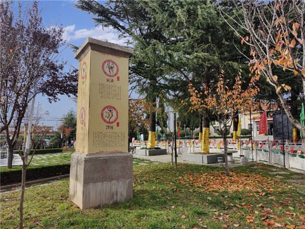 在选择寿阳山墓园的墓地时，家庭应该考虑哪些因素？
