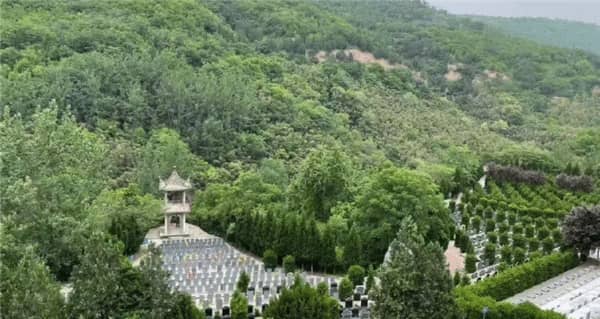 西安寿阳山墓园东段的永安园水晶墓区