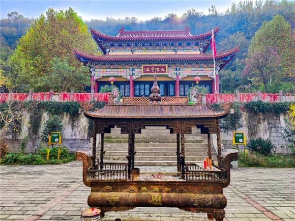 西安寿阳山墓园常年提供摆渡车辆