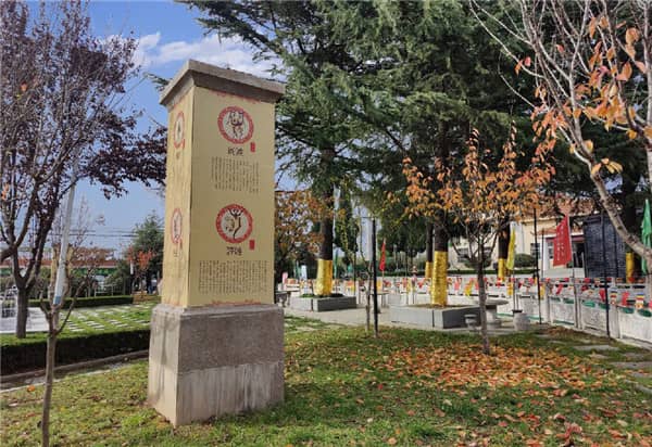 在西安参加葬礼时,神情举止方面有哪些需要注意的地方?