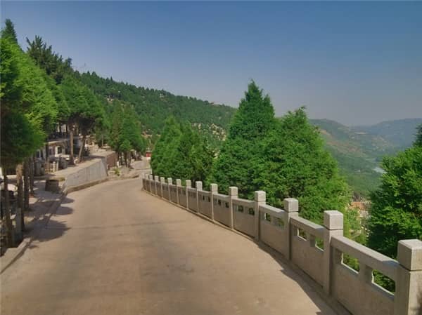 寿阳山墓园和凤栖山人文纪念园在地理位置和环境方面有何不同？