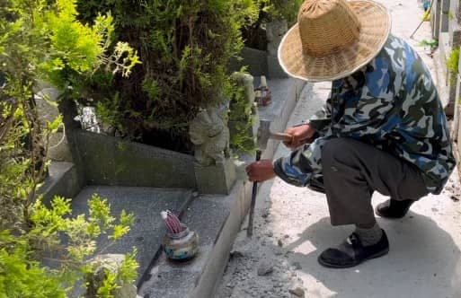 如果客户选择乘坐公交前往西安寿阳山墓园,有哪些公交线路可供选择?