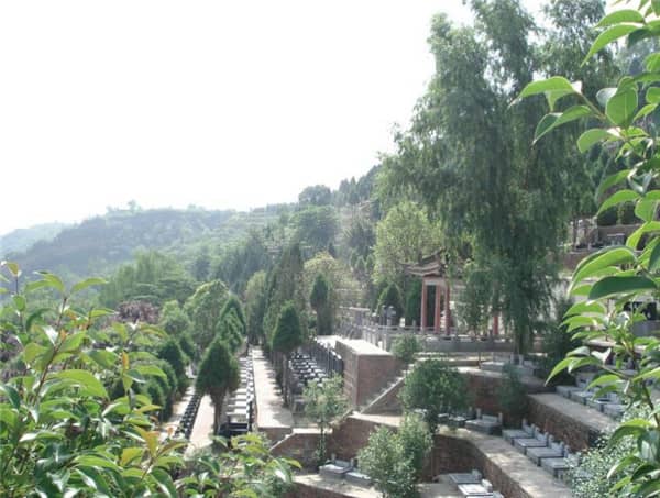 在西安寿阳山墓园购买墓地时,除了墓位价格还有哪些费用需要考虑?