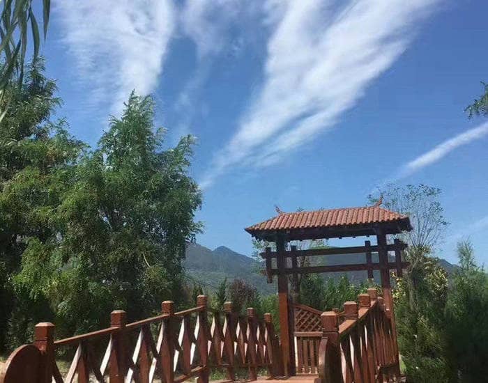 西安长安慈恩园墓地如何体现其人文纪念园的特色?