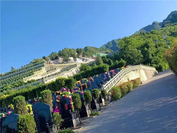 如何便捷到达九龙山公墓?多条路线供您选择