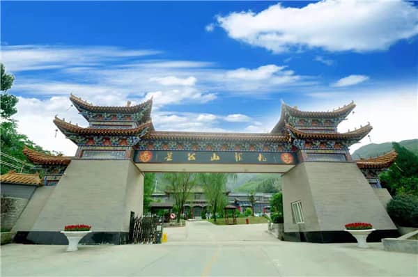 西安九龙山墓园是在哪一年开始运营的？它的地理位置和区域归属是怎样的？