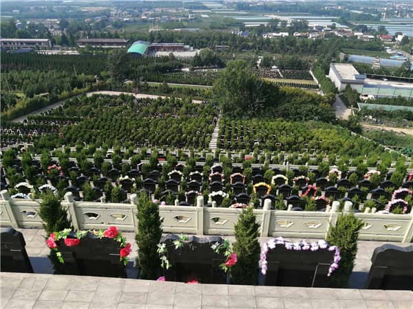 西安九龙山公墓的价格相比其他同类墓园是偏高还是偏低？