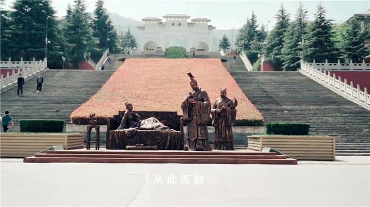 西安市离霸陵墓园有多远