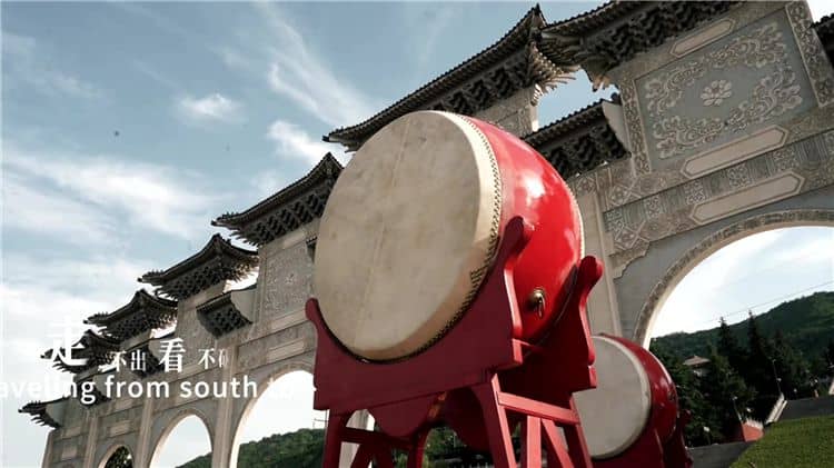 西安霸陵墓园的布局和朝向对其整体氛围有何影响？