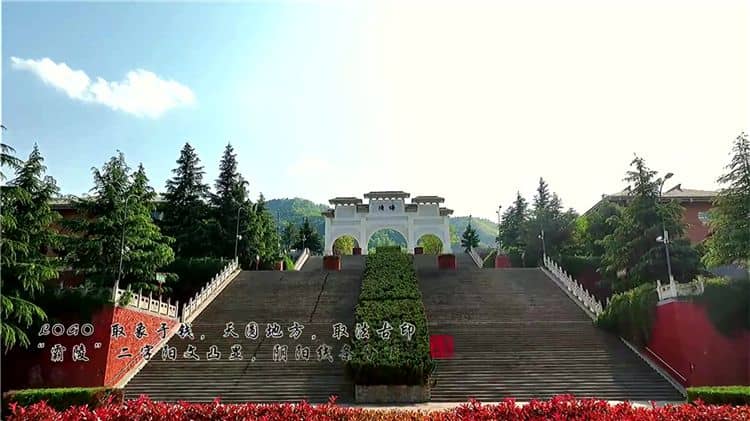 如何获取霸陵公墓的相关信息，如位置、环境、风水等？