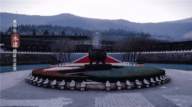 西安霸陵墓园和白鹿原公墓分别具有哪些独特的地理和环境优势?