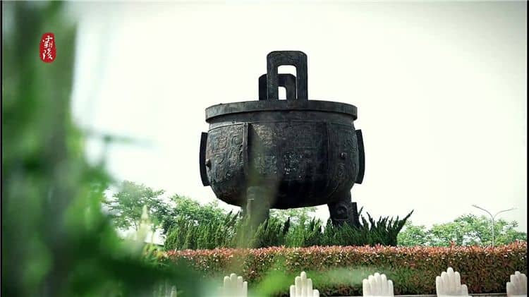 霸陵陵园中的草坪园提供了哪些葬式，并简述其理念？
