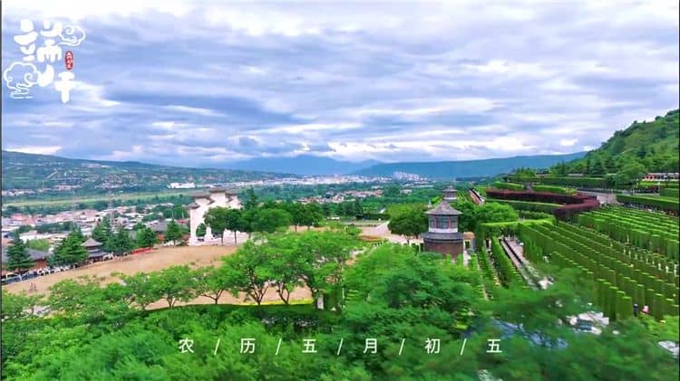 西安霸陵墓园新区是否提供便捷的停车服务，方便前来参观或办理业务的访客？