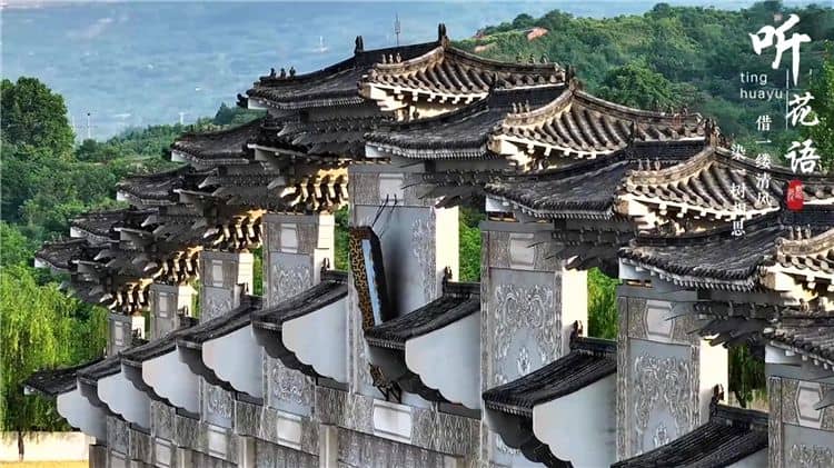西安霸陵墓园新区在服务流程中如何体现“开拓、创新、拼搏、发展”的理念？