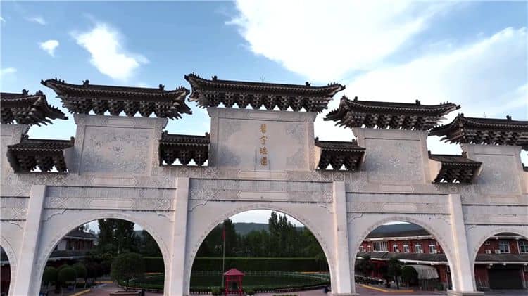 西安灞桥区霸陵墓园有哪些类型的墓地提供?