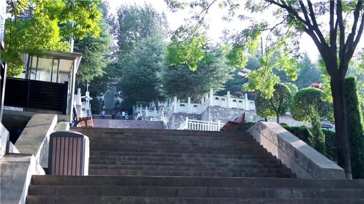 西安霸陵墓园内设有多少个分区,墓型选择上有何特点?