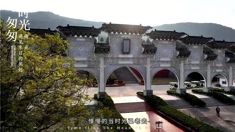 在西安霸陵墓园购买墓地时，家属应该如何考虑预算和墓地类型的选择？