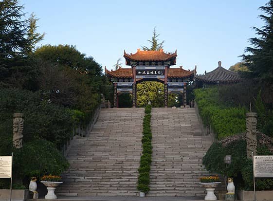 清明节期间,前往西安高桥墓园祭扫需要注意哪些事项?
