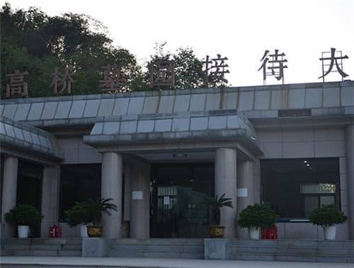 西安高桥墓园的地形对参观和祭扫有何影响？