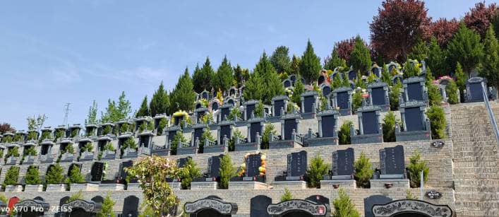 西安白鹿原公墓所处的地理位置及其自然环境有何特点?