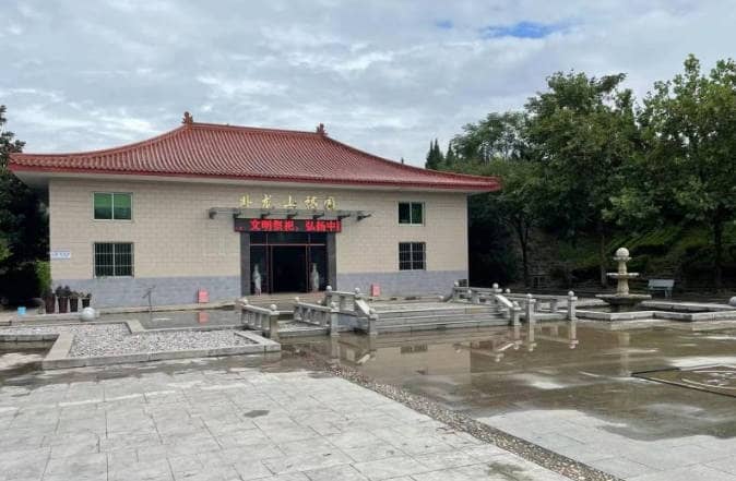 西安卧龙山墓园的自然景观和人文氛围如何相互融合,为逝者和亲属提供心灵上的慰藉?