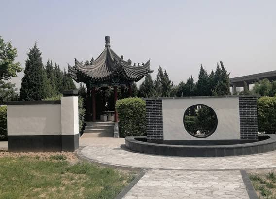 卧龙山福园墓型设计有哪些特点，是否满足不同家庭的需求？
