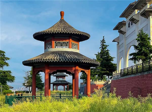 在西安公墓选择墓碑时,如何根据逝者喜好和家属预算平衡传统墓碑与艺术墓碑的选择?