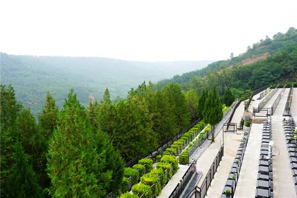 在西安挑选经济实惠墓地时,为什么建议选择开发年限较短的陵园?